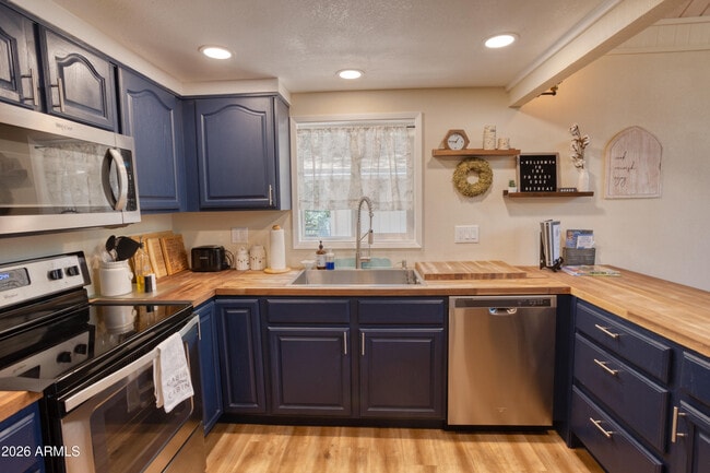 Building Photo - 7897 Country Club Dr