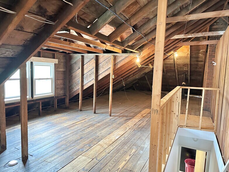 Building Photo - 116 Main St