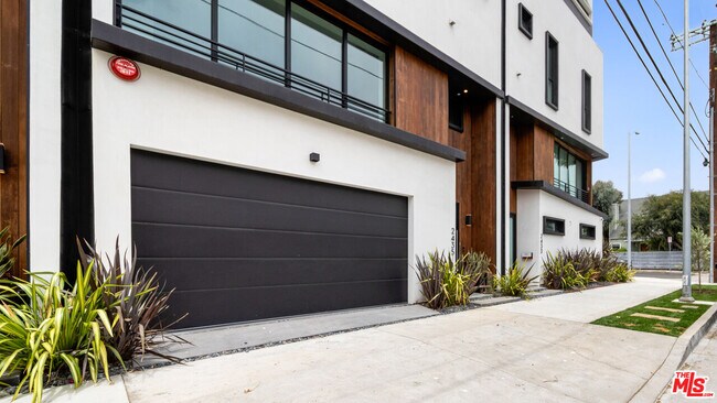 Building Photo - 2435 Penmar Ave