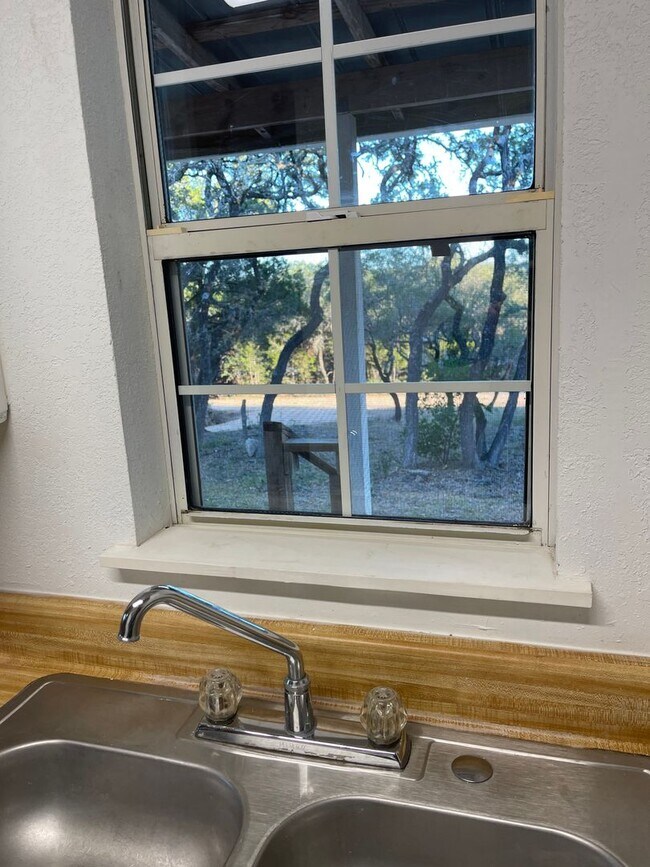 Building Photo - NEW ON MARKET