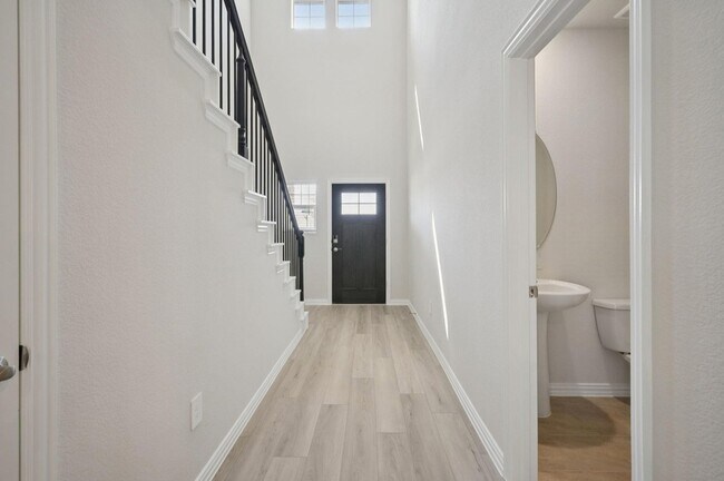 Building Photo - 706 Leavenworth Dr