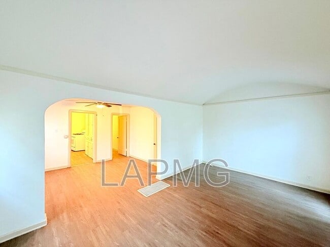 Building Photo - 614-614 N Poinsettia Pl