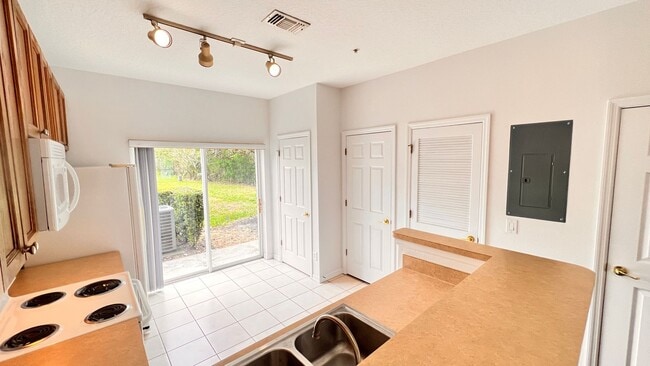 Building Photo - Spectacular 2 Story 2 bed and 2 bath condo at Regent Park!!