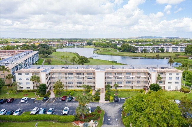 Building Photo - 2801 Victoria Way