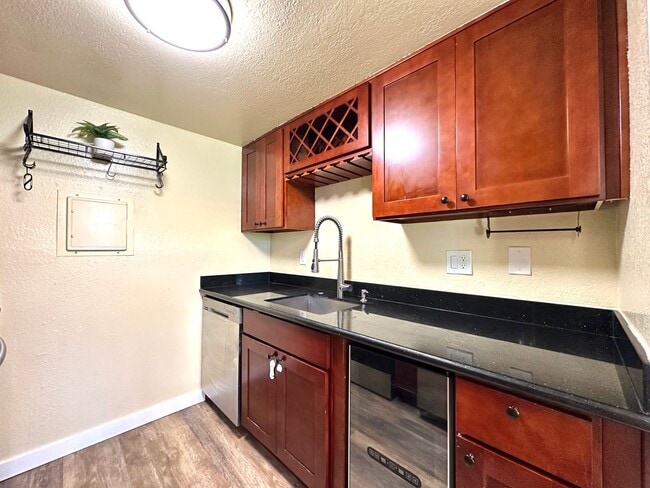 Building Photo - 2Bd/1Ba Kirkland Condo