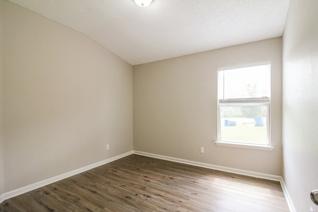 Building Photo - 6602 River Falls Dr