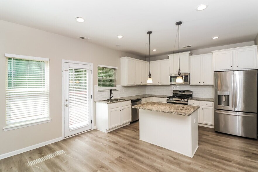 Building Photo - 490 Dutchview Dr