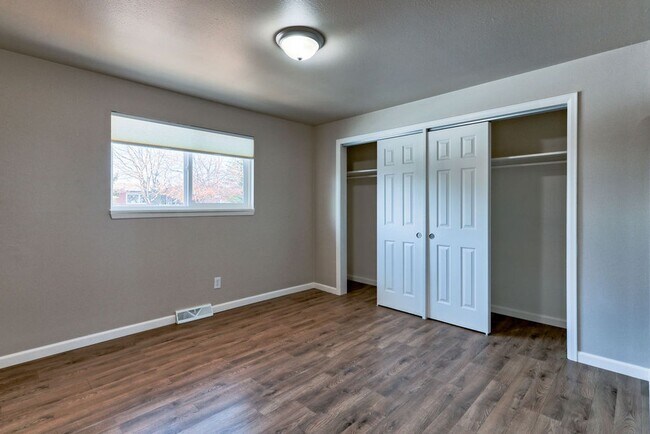 Building Photo - 2 Bedroom 1 Bath Duplex in the heart of Lo...