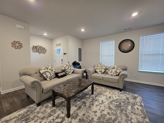 Building Photo - 407 Stream Valley Ct