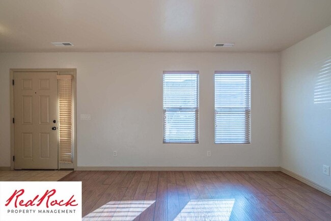 Building Photo - Beautiful 3 bedroom, 2.5 bathroom Townhome...