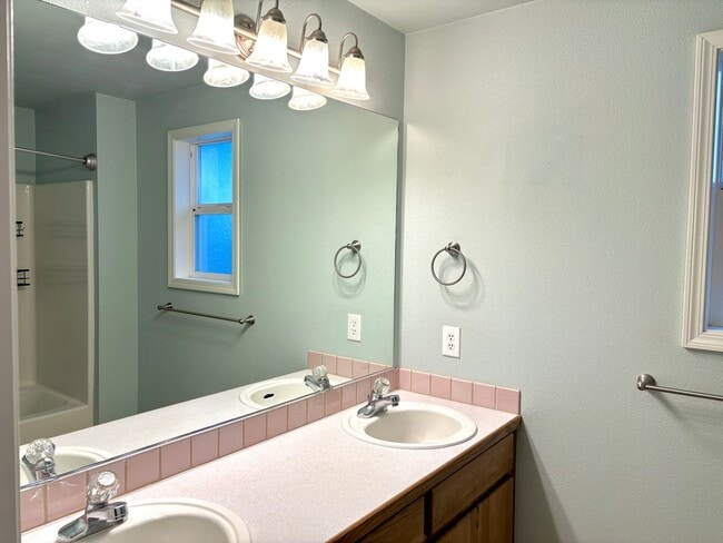 Building Photo - Spacious Ranch Style Home w/ private patio and yard, 2 car garage and vaulted ceilings