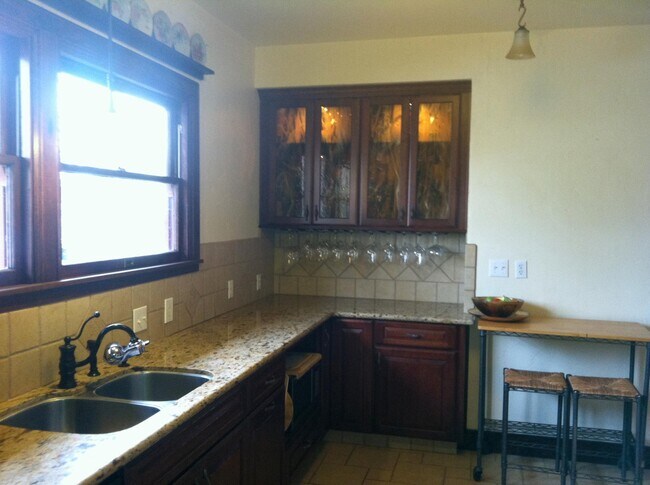 Building Photo - 515 5th St