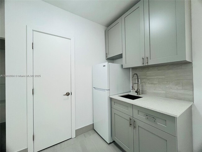 Building Photo - 13390 NE 6th Ave