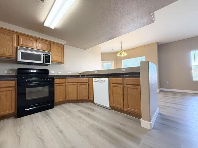 Building Photo - Gated condo boasts 2 bedrooms and 2 bathrooms