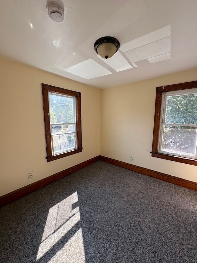 Building Photo - Three bedroom one bathroom home for rent