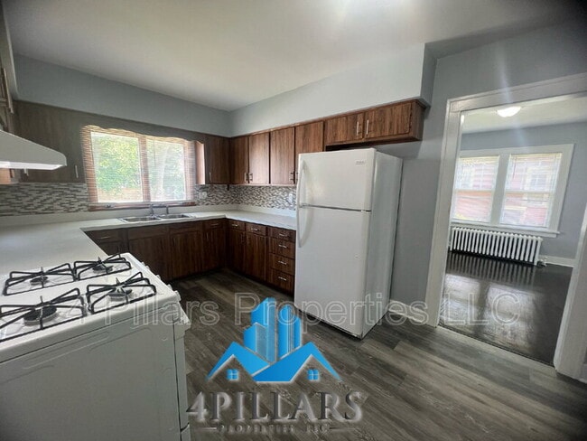 Building Photo - 106 Belden St