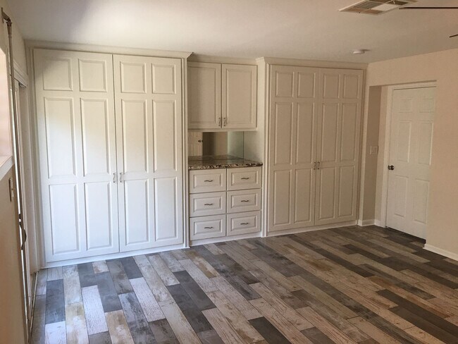 Building Photo - Beautifully renovated 3 bed/3bath near UTMB