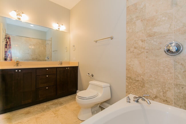 Building Photo - 2005 N Hoyne Ave