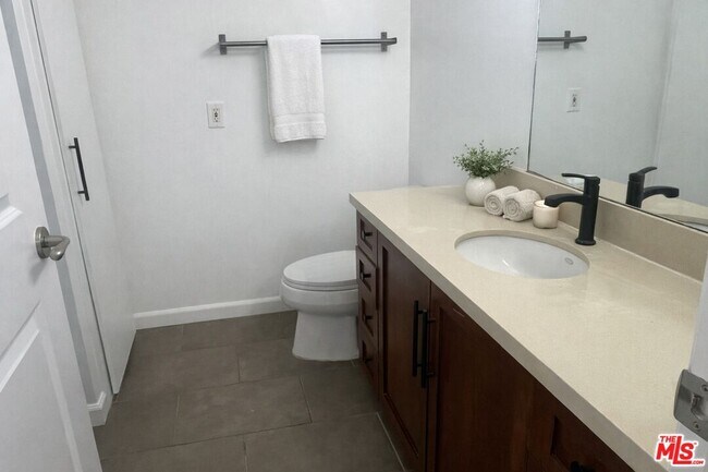 Building Photo - 4702 Fulton Ave