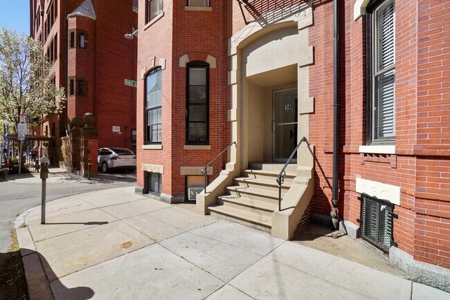 Building Photo - 13 Gloucester St
