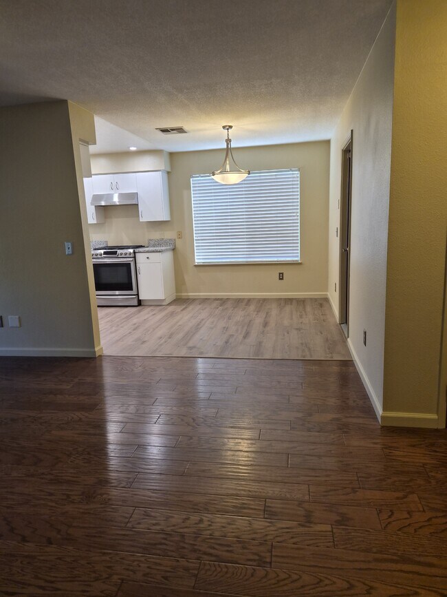 Building Photo - 376 E Sycamore Ave