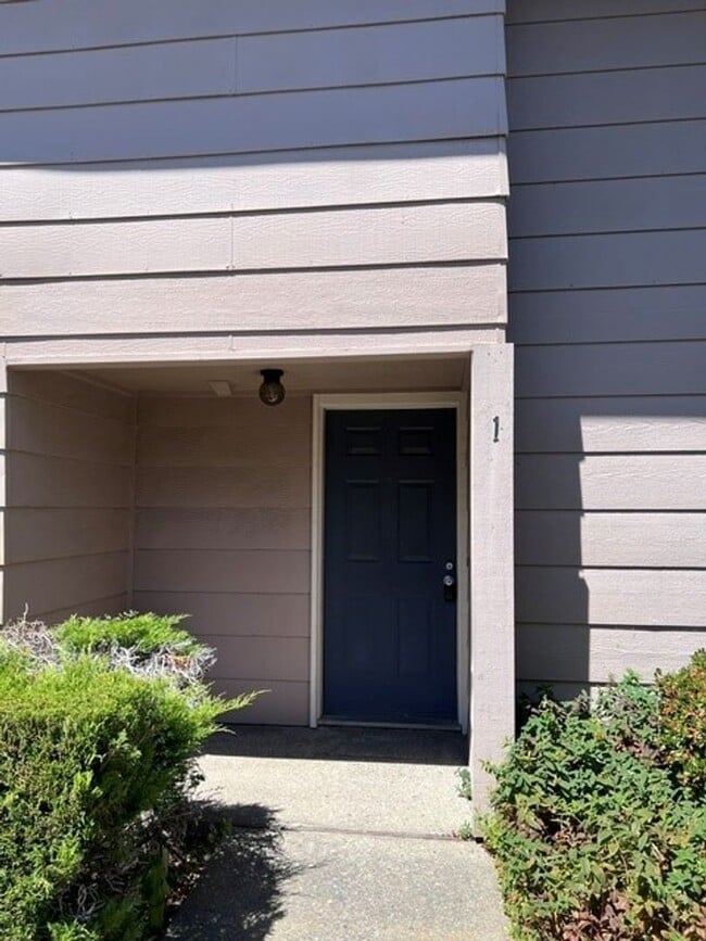 Building Photo - Freshly painted condo with new carpet in gated community.