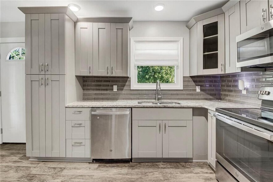 Building Photo - 2692 Rockcliff Rd SE