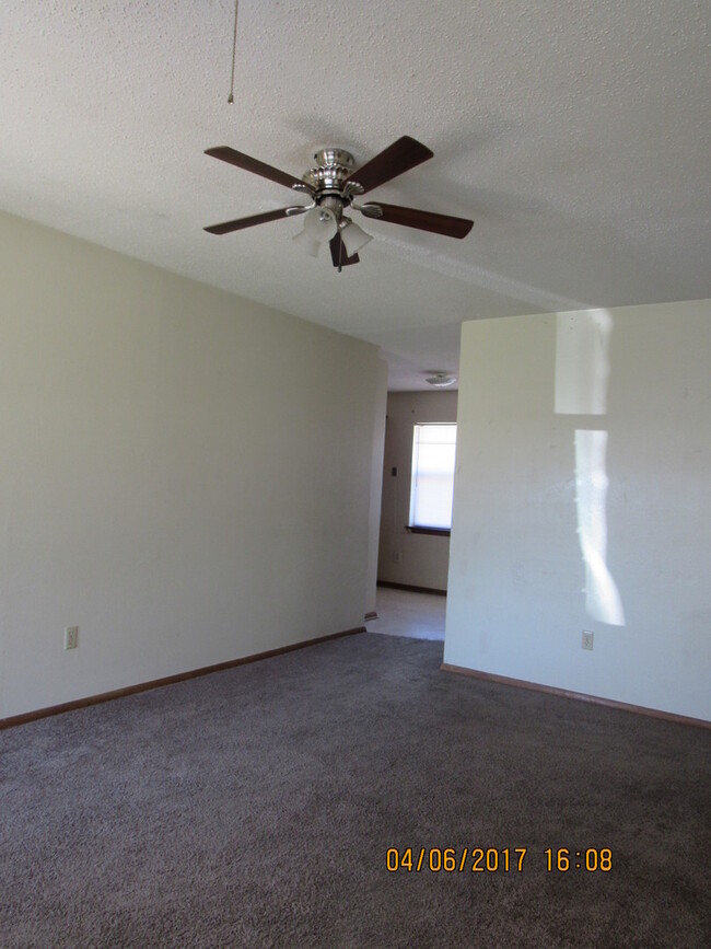 Building Photo - NO PETS NEW FLOORING AND FRESHLY PAINTED I...