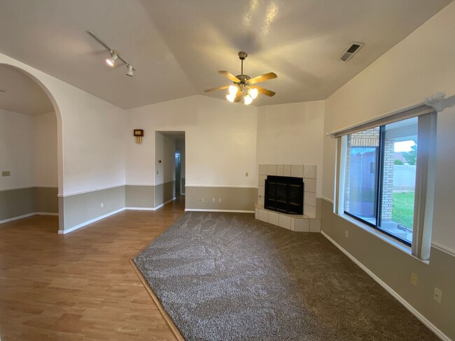 Building Photo - 3 bed 2 bath in nice neighborhood