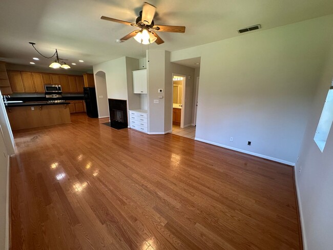 Building Photo - Beautiful 4 Bedroom, 3 Bath Brentwood Home
