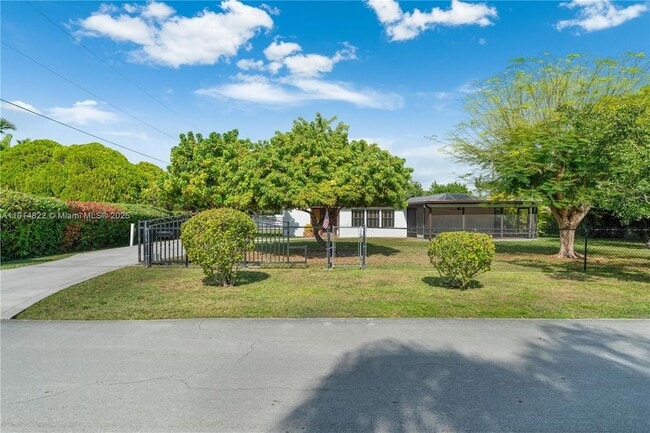 Primary Photo - 10621 SW 111th St