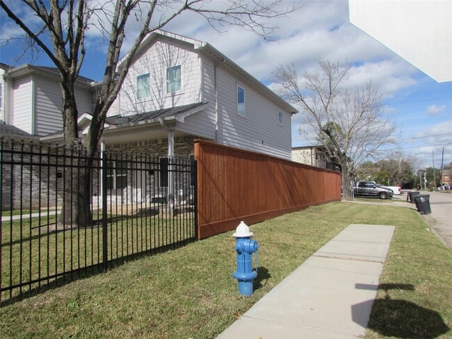 Building Photo - 3249 Dixie Dr