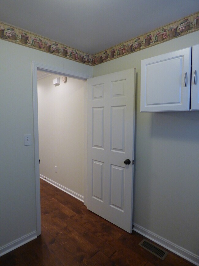Building Photo - LOVELY HOME in Hamburg; Renovated, Garage, Many Upgrades!