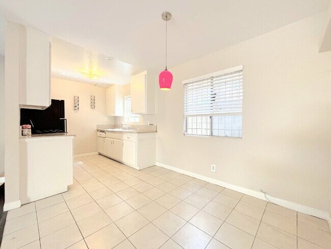 Building Photo - 1343 W 36th St