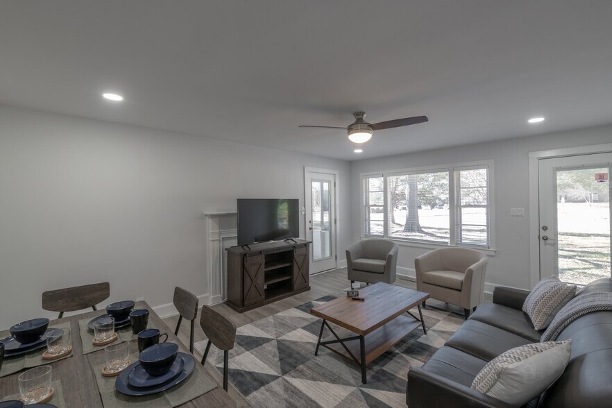 Building Photo - 633 Morreene Rd