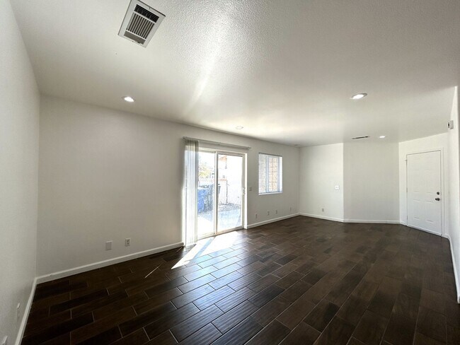 Building Photo - AVAILABLE NOW!! 3 Bedroom 2 Bath Apartment...