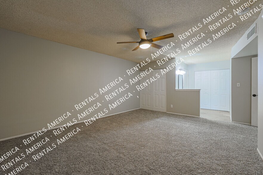 Building Photo - 5005 S Willow Dr