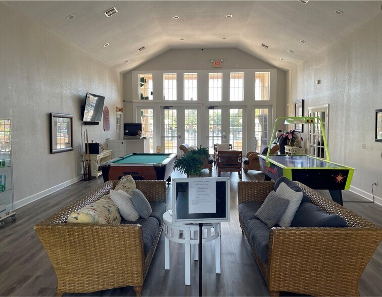 Building Photo - 4561 Yellowgold Rd E