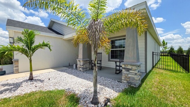 Building Photo - EXCEPTIONAL 3 BEDROOM/2 BATH HOME PLUS LARGE FENCED YARD! LONG TERM LEASE- UNFURNISHED!