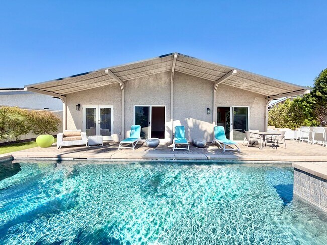 Building Photo - 835 Nueva Vista Dr S