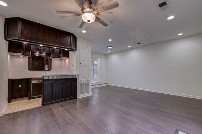 Building Photo - 3 bed 3 bath single family house