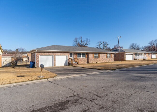 Building Photo - Gorgeous 3 Bedroom 2 Bathroom Home in Fort Smith