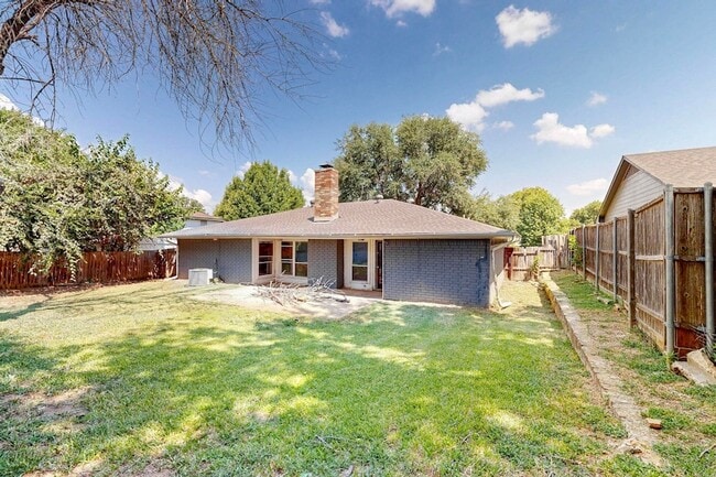 Building Photo - 2211 Sierra Dr