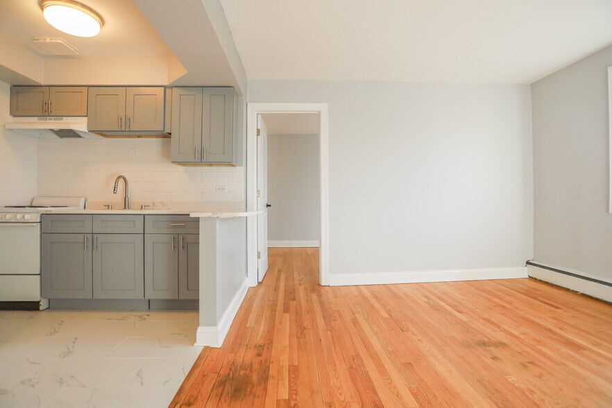 Building Photo - 6106 N Kenmore Ave