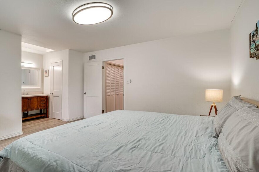 Building Photo - 6648 E Lovers Ln