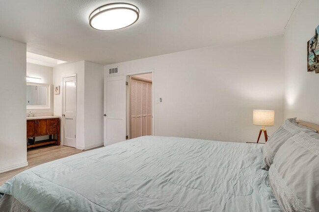 Building Photo - 6648 E Lovers Ln