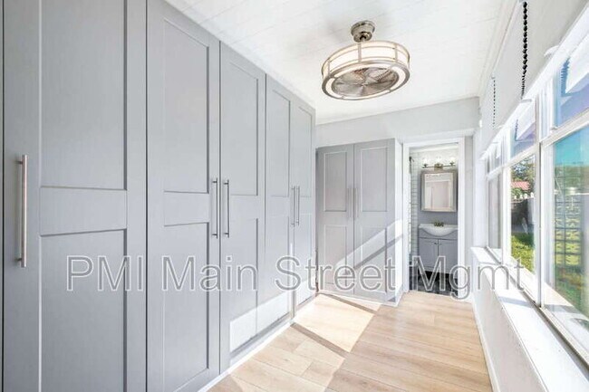 Building Photo - 707 Depugh St