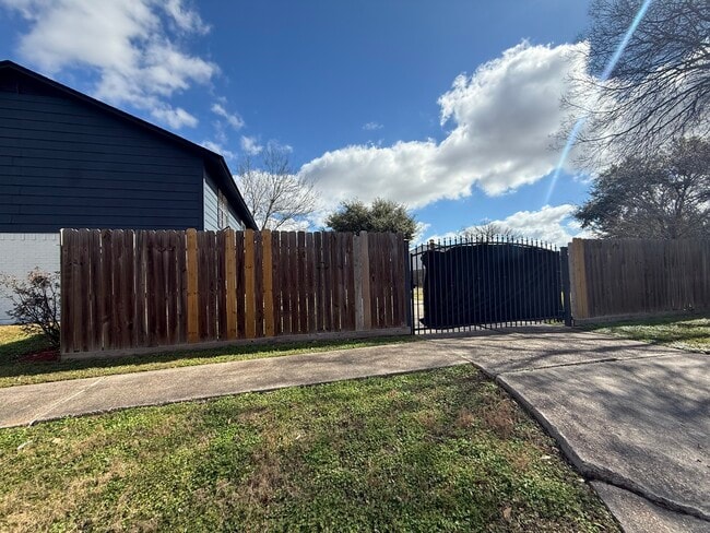 Building Photo - 402 Tresvant Dr