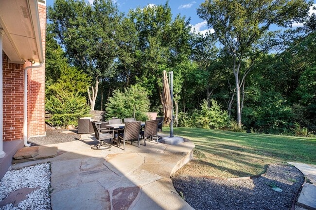 Building Photo - 5 Meadowbrook Cir