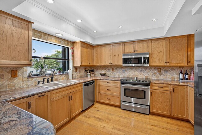 Building Photo - 704 Clubhouse Cir